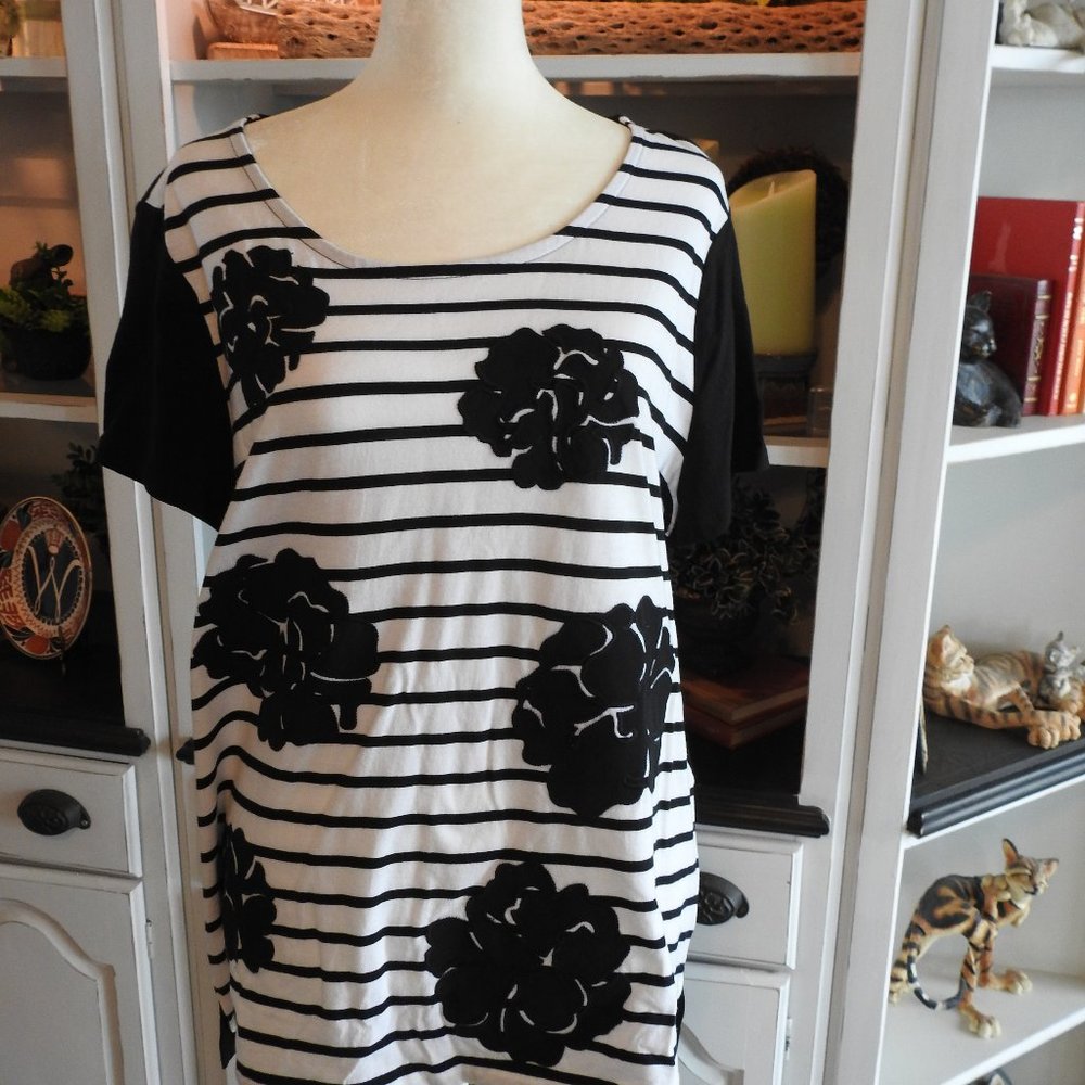 Chico's Zynergy t shirt with applique design